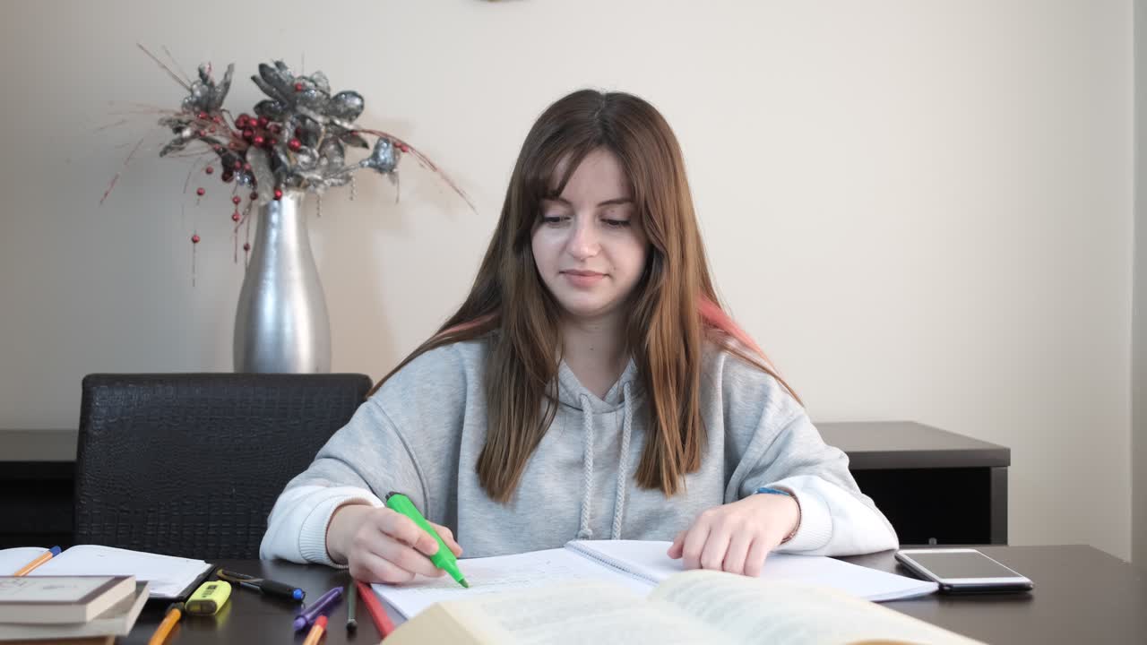 chica comprobando la tarea