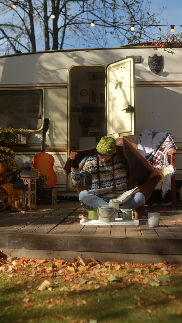 편안한 가을 rv 갑판에서 책을 읽는 여자