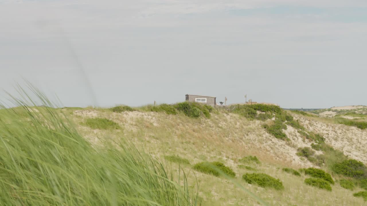 fuera de la red cabaña en las dunas de arena, en los acantilados con vistas al océano, cabo bacalao, ma