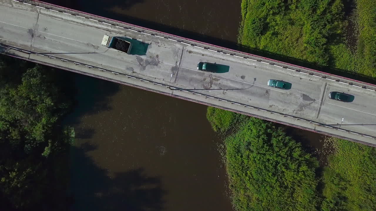 자동차로 강을 가로지르는 다리