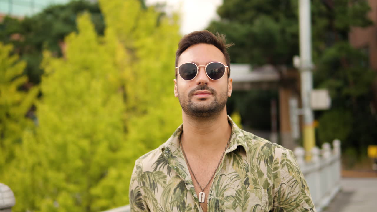 turista francés con gafas de sol caminando por la ciudad de seúl, recorriendo el distrito de itaewon durante el día