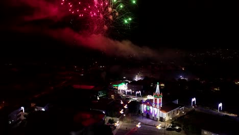 Fuegos-Artificiales-En-El-Pueblo-En-La-Vista-Aérea-Nocturna