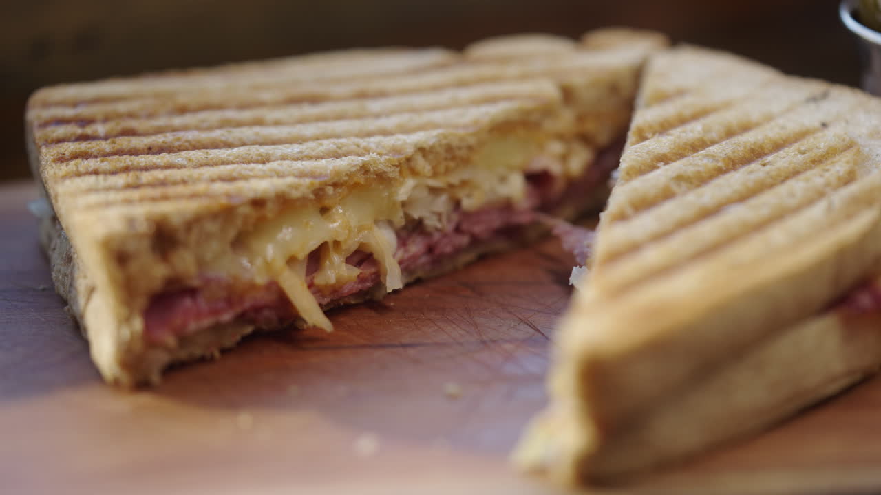 Cambio di messa a fuoco su un panino statico.