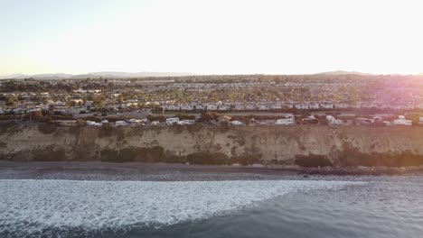 Un-Hermoso-Disparo-Aéreo-De-Drones,-Drones-Ascendiendo-Y-Revelando-Una-Ciudad-Con-Palmeras-Y-Montañas-En-El-Fondo,-Carlsbad-State-Beach---California