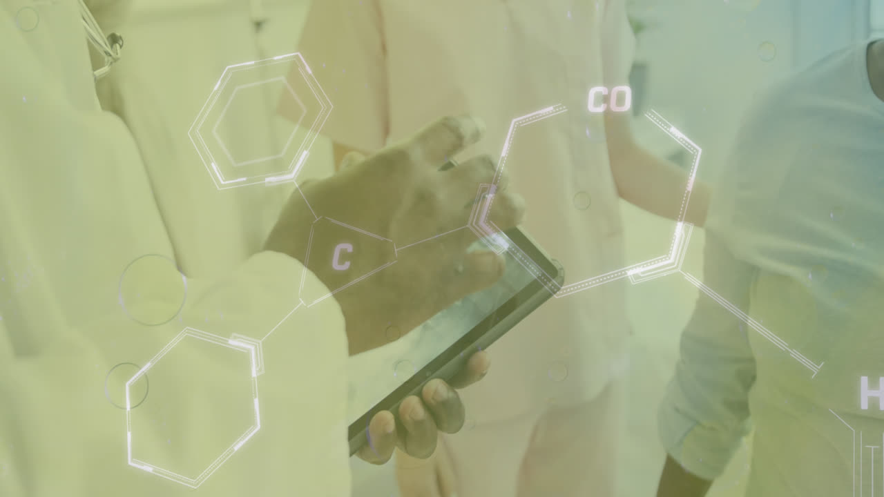 다양한 의사들이 태블릿으로 대화하는 화학 공식의 애니메이션