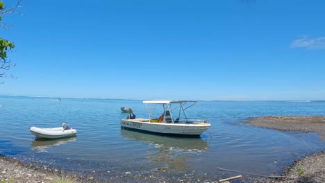 Barco-Taxi-En-La-Playa-De-Teahupo&#39;o-En-Tahití,-Polinesia-Francesa---El-Fin-Del-Mundo-En-La-Laguna-De-Coral-En-Tahití-Iti