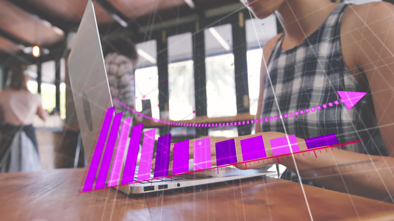 animación de procesamiento de datos estadísticos contra una mujer biracial usando una computadora portátil en una cafetería.