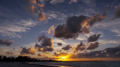 paisaje de nubes al atardecer en la playa del océano, vacaciones en la isla, surf.