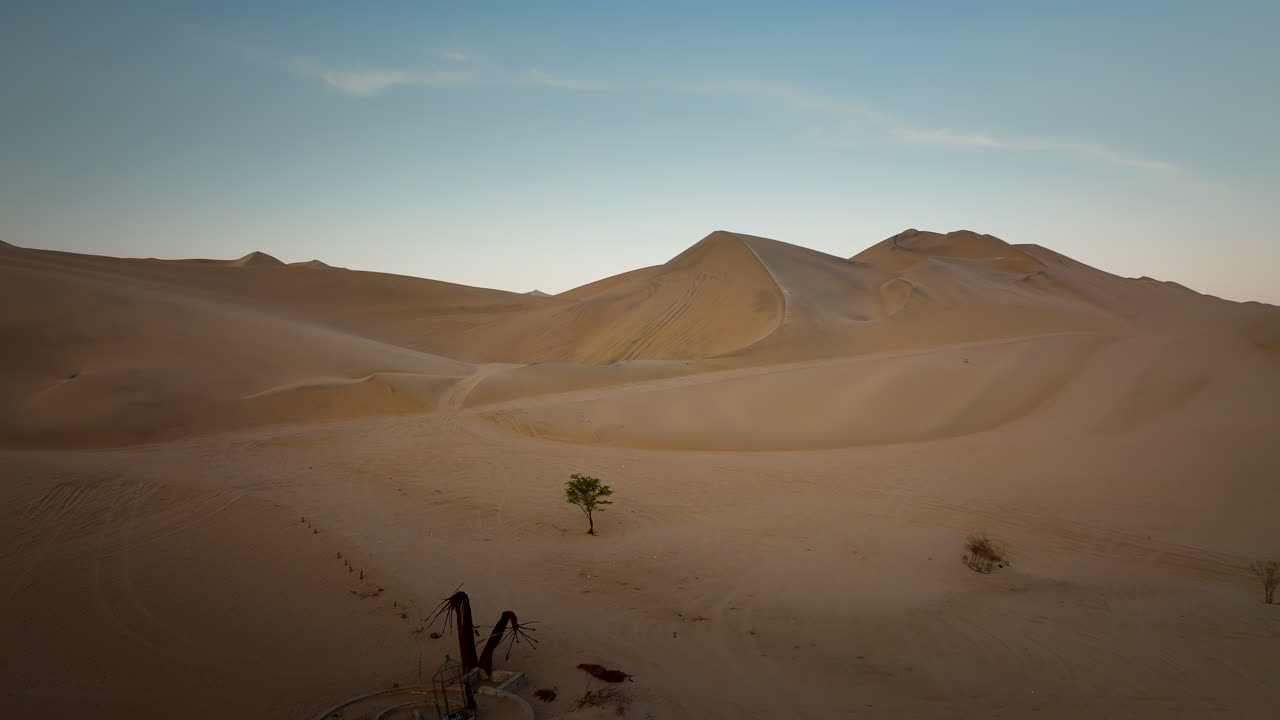 Oasi naturale nel deserto di Huacachina nel Perù sud-occidentale - Ripresa aerea con drone.