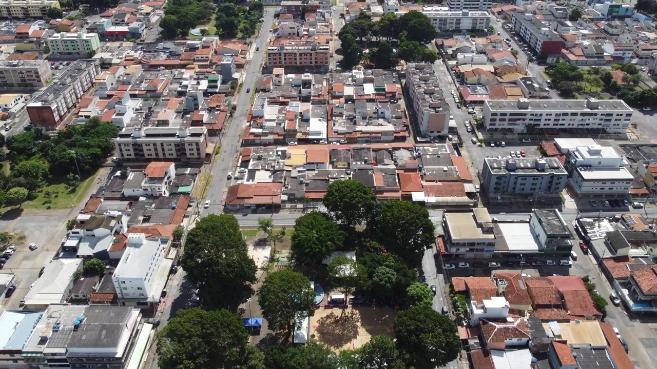 Brasilia, Brasile, che mostra densi quartieri urbani, proprietà residenziali, case, strade ed estese infrastrutture cittadine che si estendono verso l'orizzonte, ripresa aerea