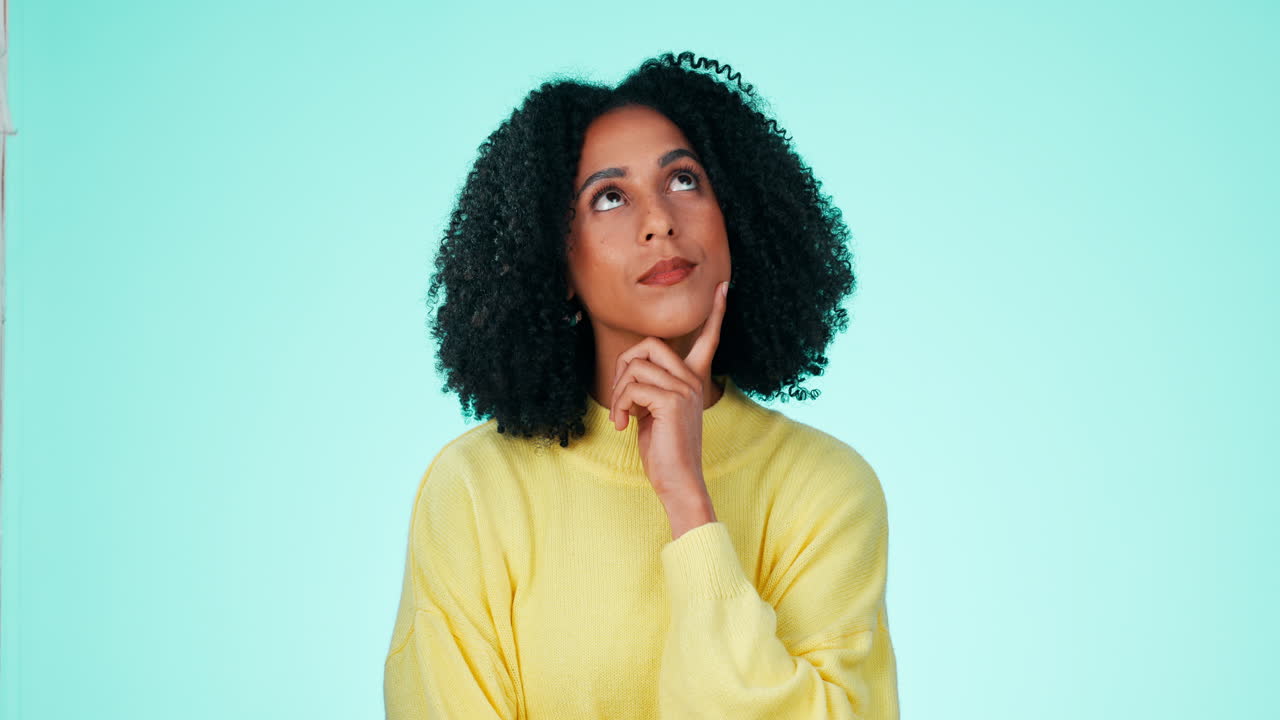 mujer negra, duda y pensamiento con confusión