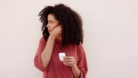 auriculares inalámbricos, música y mujer negra