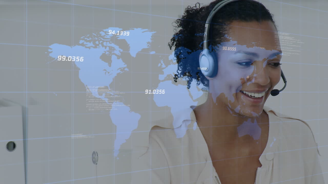 animación de estadísticas y procesamiento de datos sobre una mujer de negocios con auriculares de teléfono