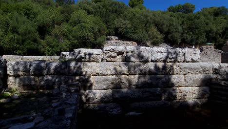 Große-Steinmauern-Und-Zerstörte-Gebäude-Aus-Einer-Antiken-Stadt-An-Der-Archäologischen-Stätte-Von-Butrint