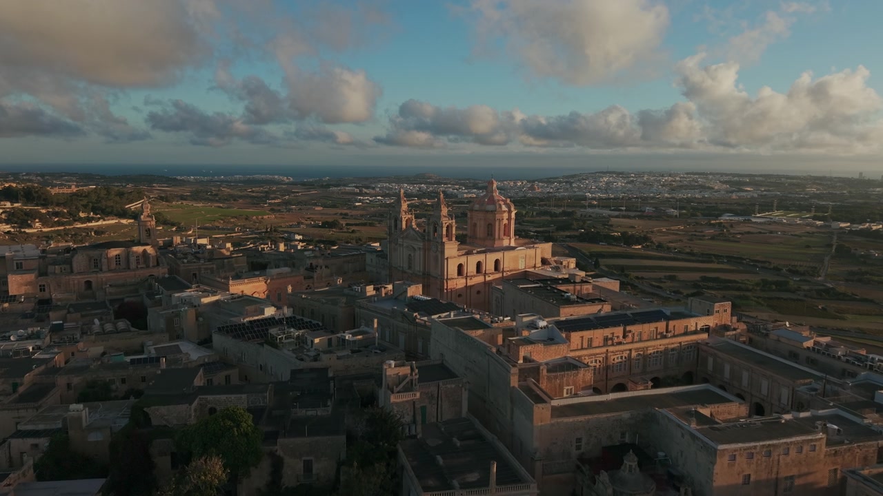 Vista aerea di Mdina, antica capitale di Malta, al tramonto