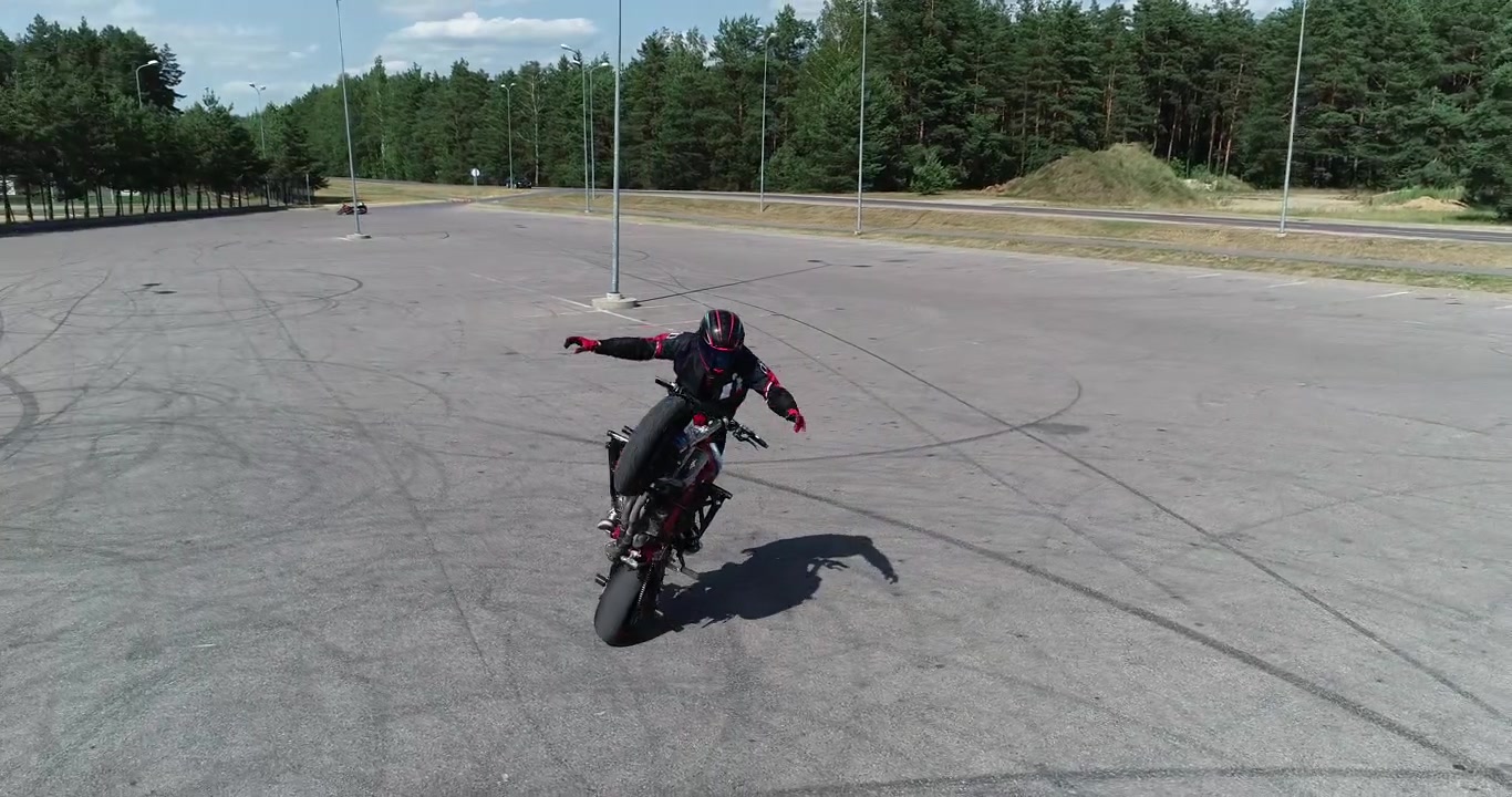 Stunttikuski harjoittelee helteisenä päivänä