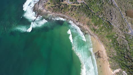 Panoramablick-Auf-Den-Green-Point-Beach-Mit-Natürlicher-Küstenlandzunge-In-Angourie,-New-South-Wales,-Australien