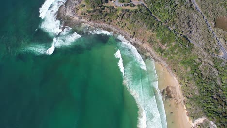 revelación panorámica de la playa de green point con un promontorio costero natural en angourie, nsw, australia