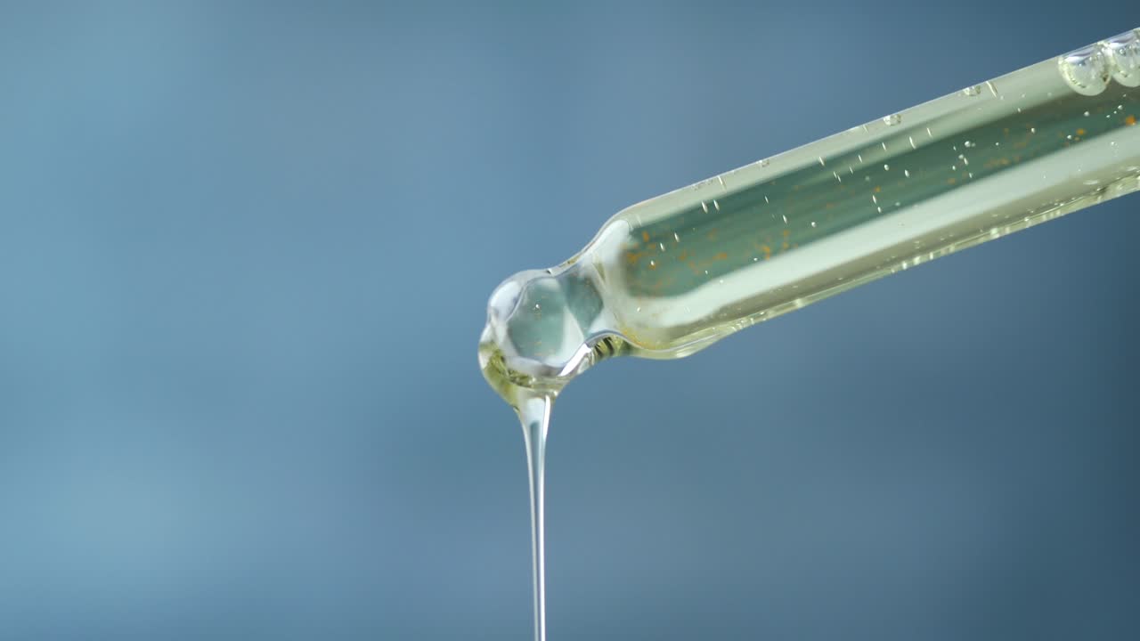 세럼과 함께 드로퍼 병