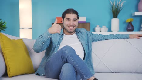 joven feliz mirando a la cámara con alegría y alegría.