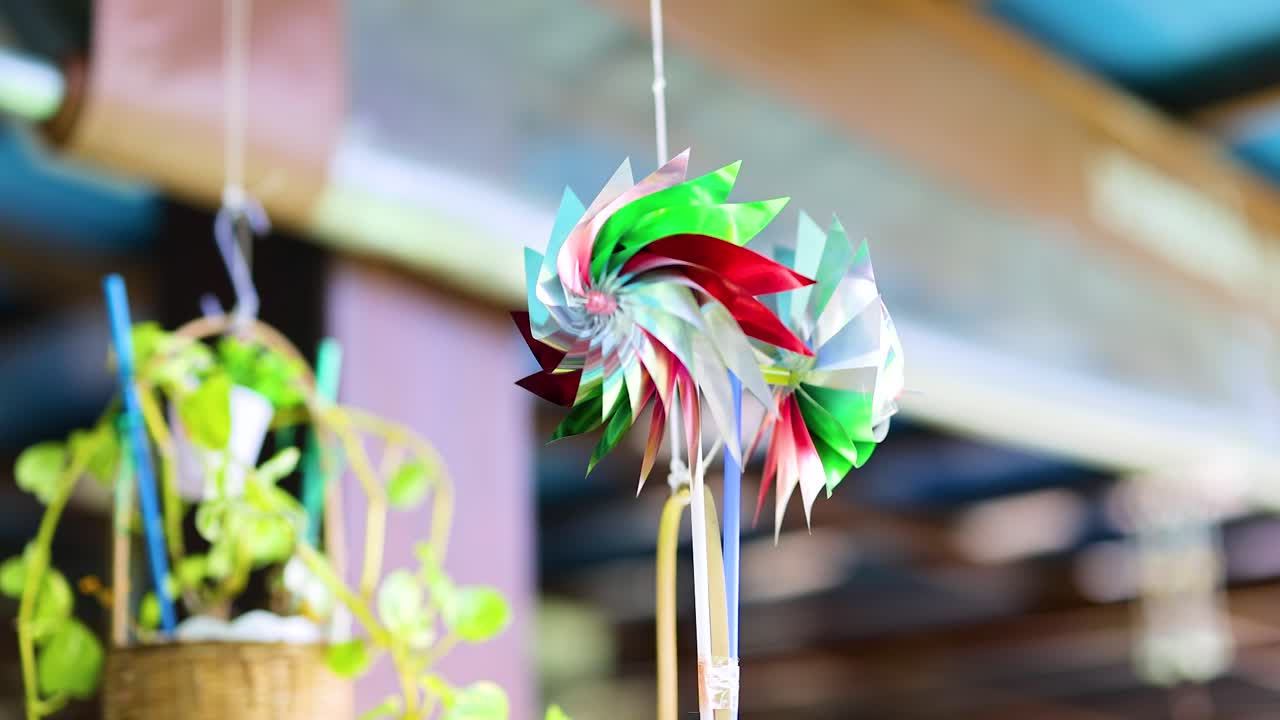 태국 푸켓의 열대 바람에 활기찬 핀이 회전하며, 울창한 초록색과 따뜻한 빛으로 둘러싸여 있습니다.