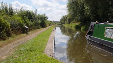 Grünes-Narrowboat,-Das-Rahmen-Auf-Dem-Trent-and-Mersey-Kanal-Betritt