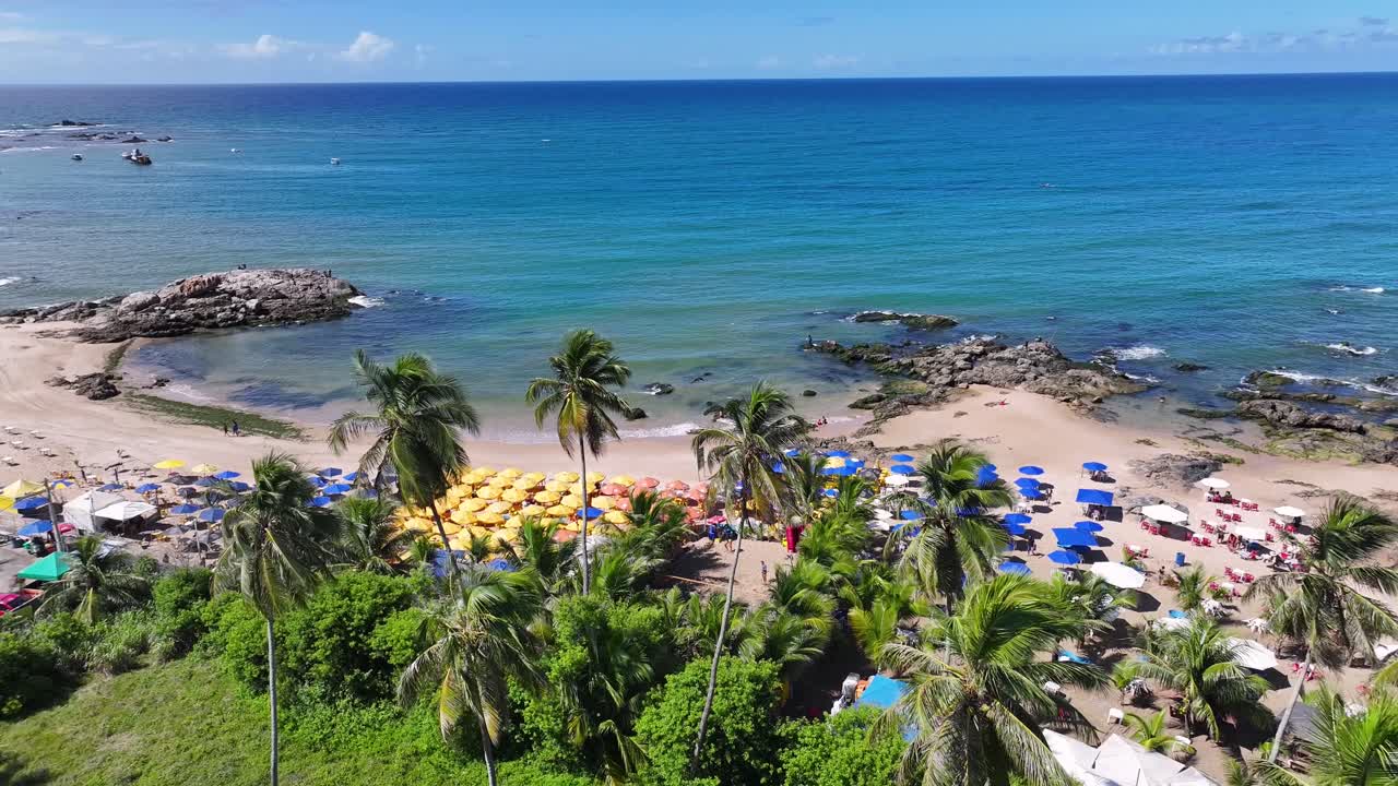 Playa de Itapuã en Salvador, Bahía, Brasil. Paisaje de playa. Hermosa costa. Destino de viaje. Playa de Itapuã en Salvador, Bahía, Brasil. Horizonte del noreste de Brasil