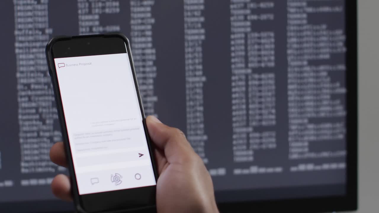 스마트폰과 데이터 프로세싱을 사용하는 두 인종 사업가의 비디오가 배경 화면에 있습니다.