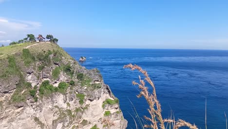 Atemberaubender,-Versteckter-Strand-Am-Fuße-Einer-Steilen-Klippe-An-Der-Ostspitze-Der-Insel-Nusa-Penida_Diamond-Beach