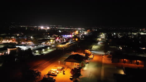 vista aérea nocturna de la ciudad de tehachapi, california - paso elevado aéreo