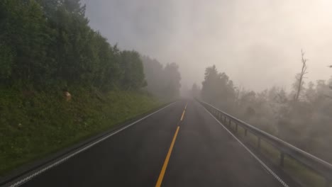 Nebel-Auf-Einer-Norwegischen-Straße.-POV-Autofahrt.-Fahrzeugperspektive-Autofahren-Auf-Einer-Straße-In-Norwegen.