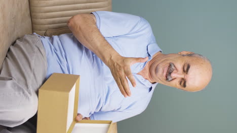 Vertical-video-of-The-old-man-who-got-angry-with-the-cargo-content.-Wrong-shipping.