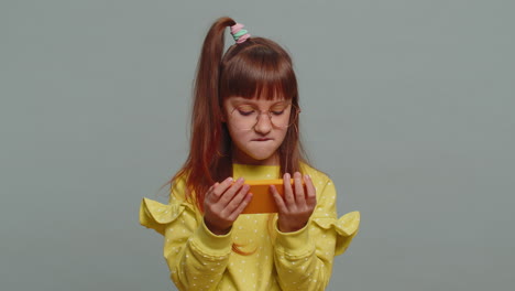 niña emocionada preocupada jugando a carreras o simulador de disparos aplicación de gadget videojuegos en el teléfono inteligente