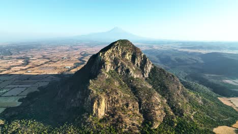 alto pico montañoso del cerro del chumil en morelos, méxico - vuelo aéreo