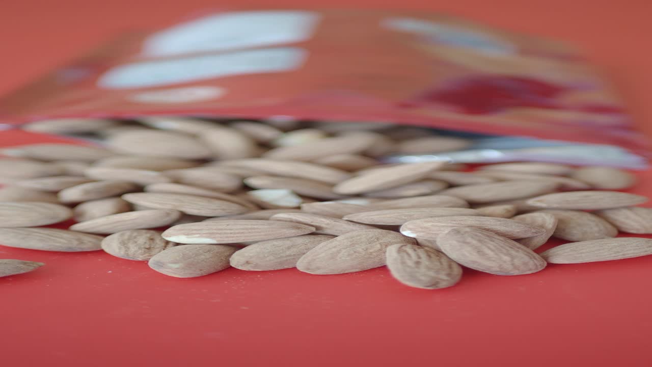 은 가방에서 흘러내린 아몬드