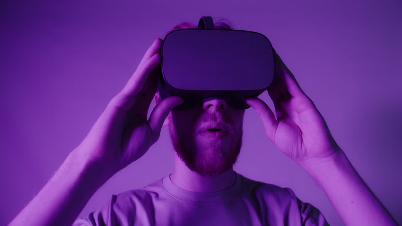 человек, носящий наушники в фиолетовом свете