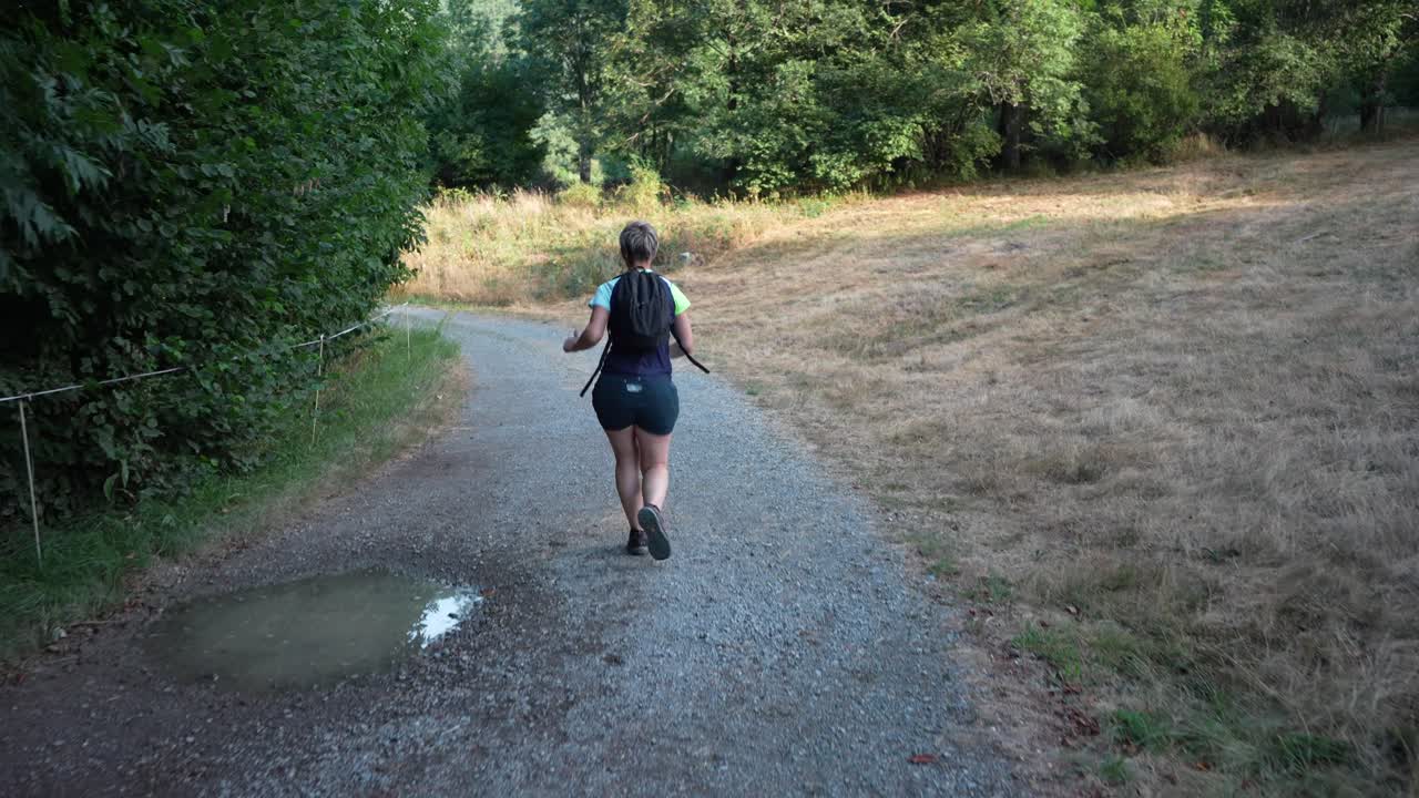Nainen juoksee polulla