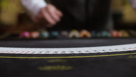 crupier barajando cartas de póquer.