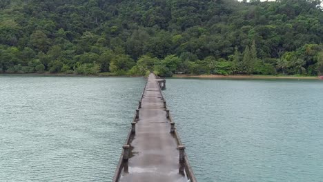 disparo en movimiento lento sobre un muelle de hormigón después de la lluvia en una isla recortada