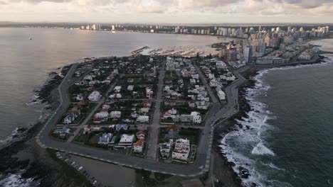 punta del este badeort und stadtlandschaft an der küste uruguays mit modernen wolkenkratzern beim sonnenuntergang