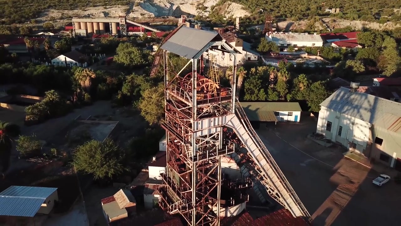 Wunderschöner alter, rostiger Minenschacht inmitten einer alten Bergbaustadt in Namibia namens Tsumeb
