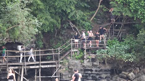 grupo caminando por un sendero de madera junto al mar