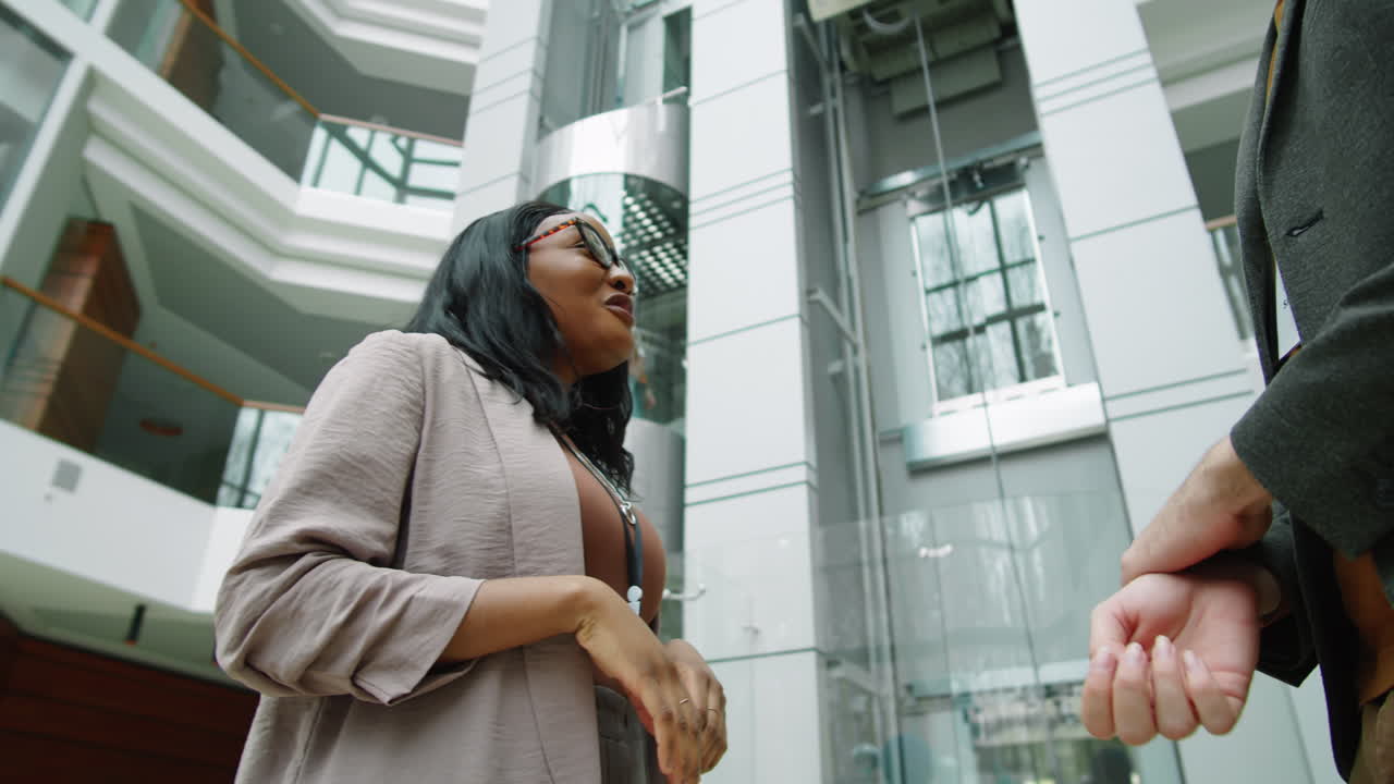 diversi colleghi si stringono la mano e parlano nel centro commerciale.