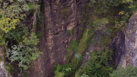 Drohnenansicht-Einer-Person,-Die-Sich-Von-Der-Klippe-Abseilt