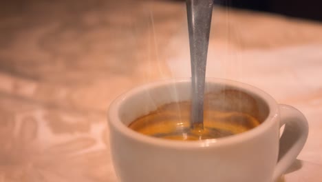 뜨거운 커피 와 차 가 들어 있는 컵 에서 방출 되는 연기 의 영화