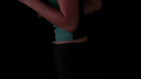 un primer plano de una mujer corriendo.