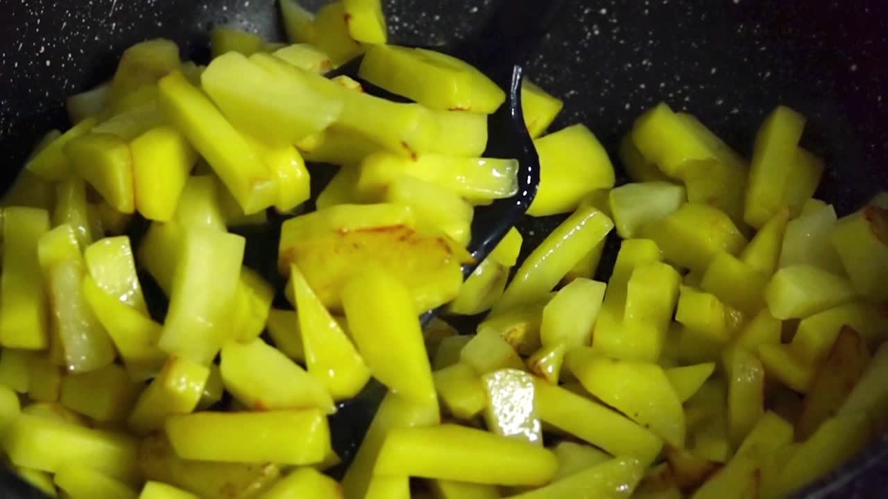 freír patatas en una sartén