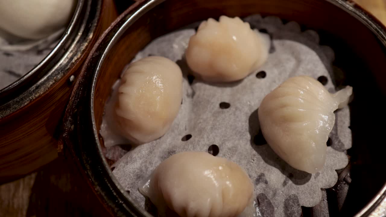 preparación de dim sum en un restaurante de hong kong