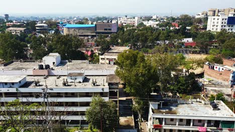 Arquitectura-De-La-Ciudad-Hermoso-Edificio-Cielo-Azul-Nublado-Pájaros-Voladores-En-El-Fondo-En-Una-Ciudad-Pequeña