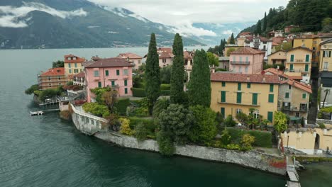 desde el aire: hermosa ciudad de varenna llena de coloridas villas